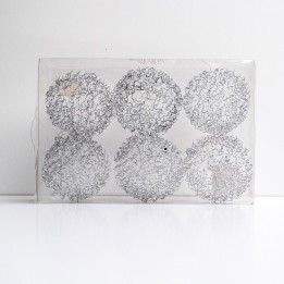 Six sphères transparentes ornées de motifs délicats et entrelacés, sur fond blanc.