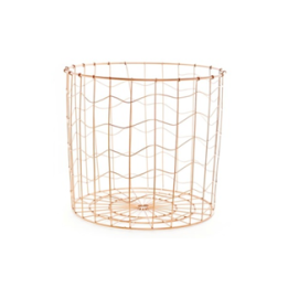 Panier en fil métallique doré, au design épuré et formes ondulées.