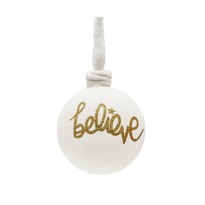 Boule blanche brillante avec inscription dorée "believe" et un nœud en tissu doux.