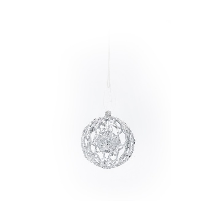 Glanzende, opengewerkte zilveren kerstbal hangt aan een dunne draad tegen een witte achtergrond.