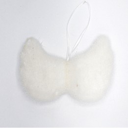 Witte, pluche vleugelvorm met een glanzende afwerking en een hanglusje aan de bovenkant.
