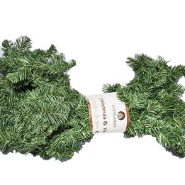 Groene kunstkerstkrans met takken in een volle, dichte stijl, verpakt met een label.