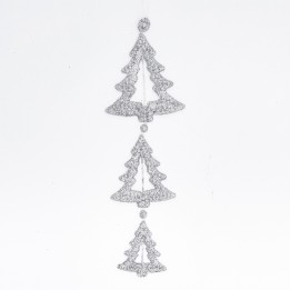 Glanzende, zilveren kerstboomdecoratie met uitgesneden details, hangend aan een dunne draad.