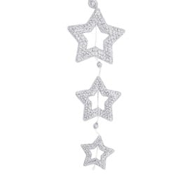 Trois étoiles en argent ornées de brillants scintillants, suspendues élégamment.