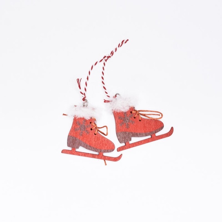 Houten schaatsen in helder rood met witte bont, versierd met een touwtje.