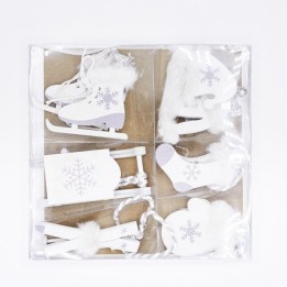 Zes witte kerstdecoraties van schaatsen, mutsen en sokken met sneeuwvlokken en zachte details.