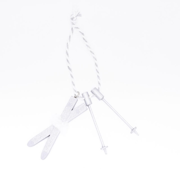 Een minimalistische, zilveren knijper met een dunne, witte touwtje eraan.