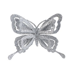 Papillon argenté scintillant, aux ailes délicates et découpées, reflet de lumière éblouissant.