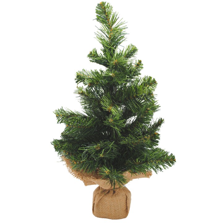 Kleine groene kerstboom met kunststof takken, gewikkeld in een jute zak.