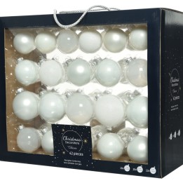 Boîte de 42 boules de Noël en verre, blanches et brillantes, avec des finitions variées.