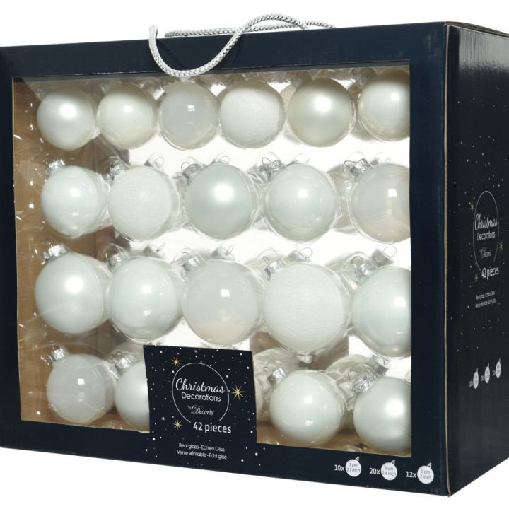 Doos met 42 kerstballen in wit en perlemorentinten, variërend in afwerking en grootte.