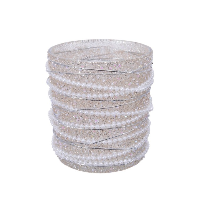 Bracelets scintillants en perles blanches et dorées, empilés avec élégance.