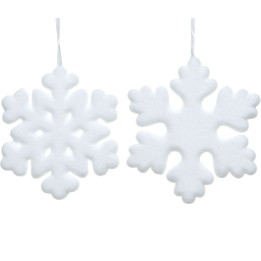 Flocons de neige en feutre blanc, aux formes délicates et douces, suspendus par un fil.