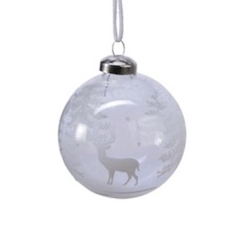 Transparante kerstbal met een zilveren hert en sneeuwlandschap in een delicate, winterse stijl.