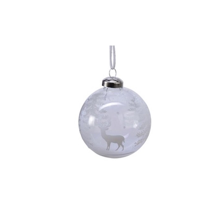 Transparante kerstbal met een zilveren hert en sneeuwlandschap in een delicate, winterse stijl.
