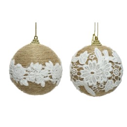 Boules décoratives en jute ornées de dentelle blanche, élégantes et rustiques.