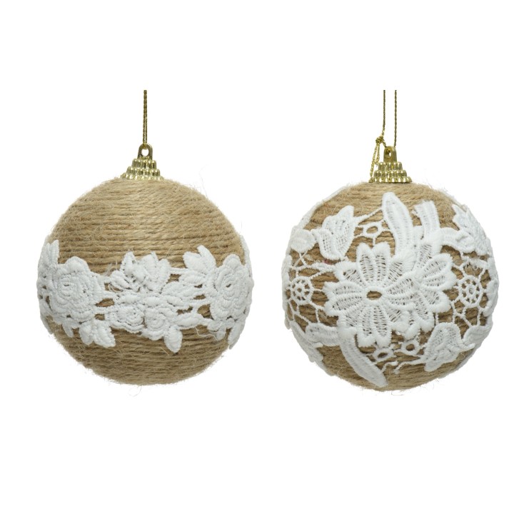 Boules décoratives en jute ornées de dentelle blanche, élégantes et rustiques.