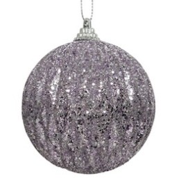 Glanzende paarse kerstbal met glitter, rond en sprankelend in de lichtinval.