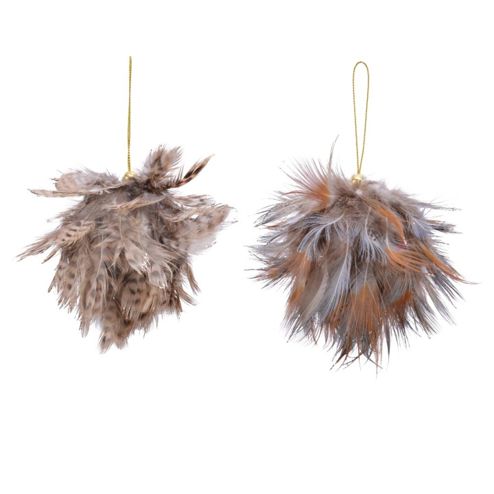 Twee pluizige decoraties van diverse bruin- en grijstinten, versierd met veren en gouden lint.