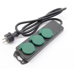 Multiprise noire avec trois prises vertes et un câble électrique.