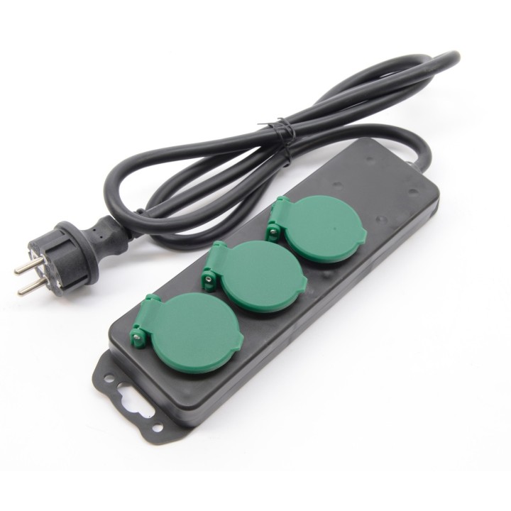 Multiprise noire avec trois prises vertes et un câble électrique.