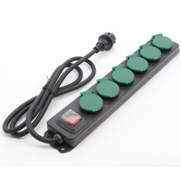 Multiprise noire avec cinq prises vertes et un interrupteur, câble flexible.