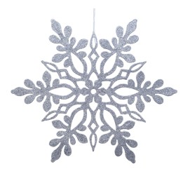 Flocon argenté scintillant, aux motifs délicats et stylisés, suspendu sur fond blanc.