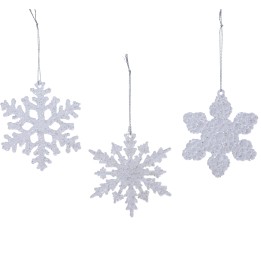 Drie witte sneeuwvlokken van glinsterend materiaal, ieder met unieke vormen en details.