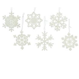 Zes witte sneeuwvlokken van verschillende vormen, hangend aan dunne, witte linten.