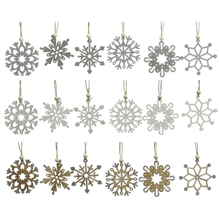 Diverse sneeuwvlokvormige ornamenten in zilver en hout, met verschillende patronen en texturen.