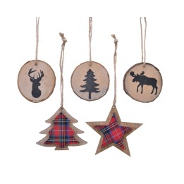 Décorations en bois, motifs de sapins et animaux, accents tartan rouges et noirs.