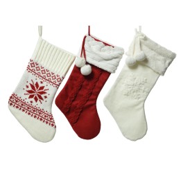 Drie kerstkousen in rood, wit en gebreid, versierd met sneeuwvlokken en pompons.