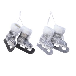 Patins à glace en feutre gris avec fourrure blanche, suspendus par un fil.