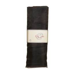 Tissu noir plié, enveloppé dans un emballage élégant et sobre, style moderne.