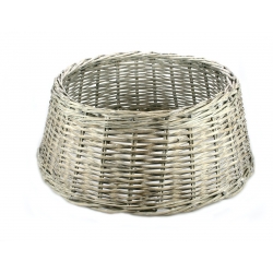 Ronde, geweven mand van lichtgrijs wicker met een open structuur en een brede rand.