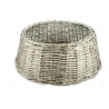 Ronde, geweven mand van lichtgrijs wicker met een open structuur en een brede rand.