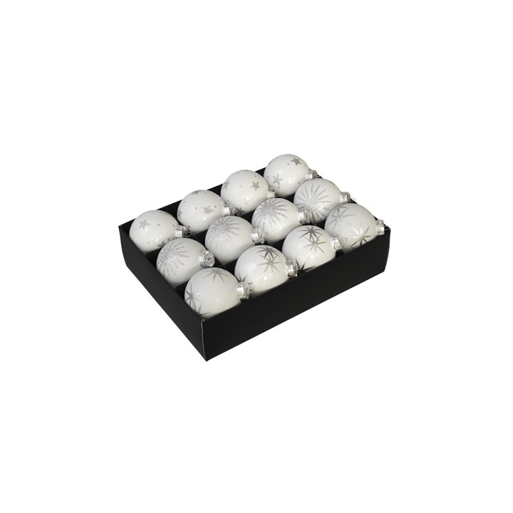 Zestien witte kerstballen met zilveren sterren en glinsterende accenten in een zwarte doos.