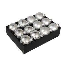 Zilveren kerstballen in een zwarte doos, glanzend met een gestreept patroon.