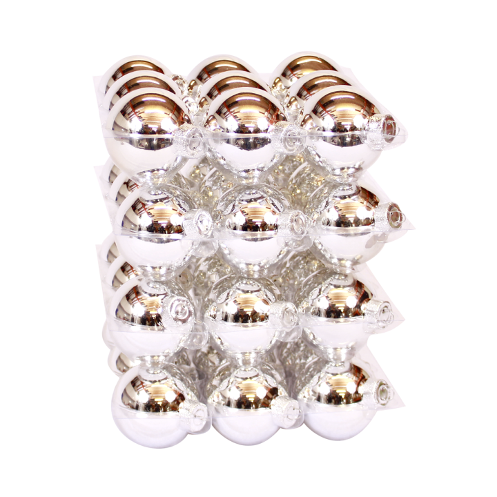 Glanzende, metalen bollen in een strak, gestructureerd patroon, reflecterend licht.