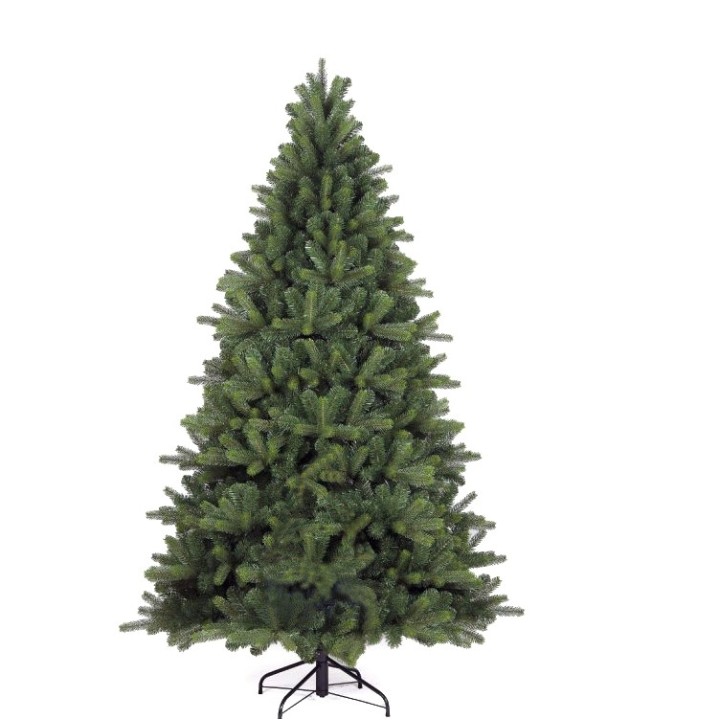 Groene kunstkerstboom met volle takken, rechtopstaand op een zwart metalen standaard.