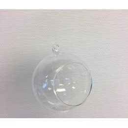 Boule en verre transparent suspendue, légère et épurée, avec une ouverture.