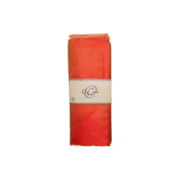 Een soepel, ombre sjaal in warme tinten van oranje naar rood, ingepakt met een label.