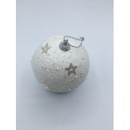 Witte kerstbal met glitters en stervormige versieringen, afgewerkt met een zilveren hanger.