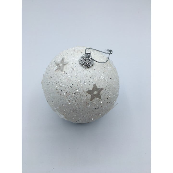 Boule décorative blanche scintillante ornée d'étoiles argentées et d'une attache métallique.