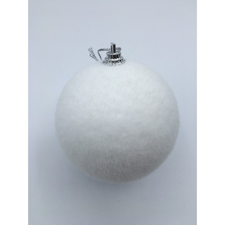 Witte, zachte kerstbal met een glimmende zilveren hanger aan de bovenkant.