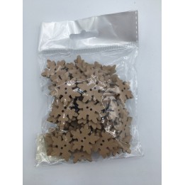 Étoiles en bois clair, emballées, aux formes délicates et festives.