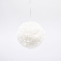 Boules blanches en peluche suspendues, douces et rondes, sur fond clair.