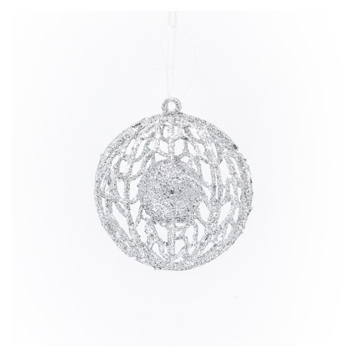 Een glinsterende, opengewerkte zilveren kerstbal met een delicate, luchtige structuur.