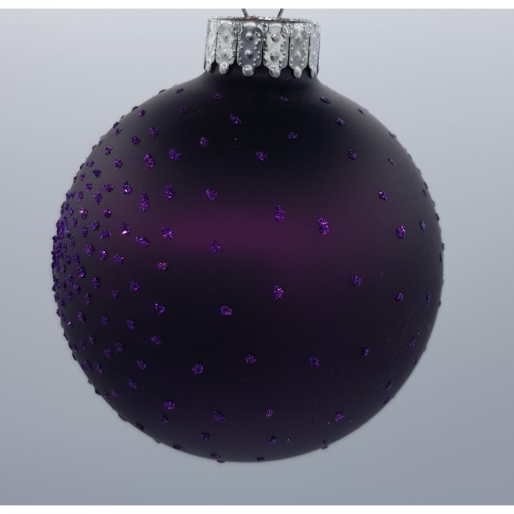 Diep paarse kerstbal met matte afwerking en glinsterende paarse steentjes.