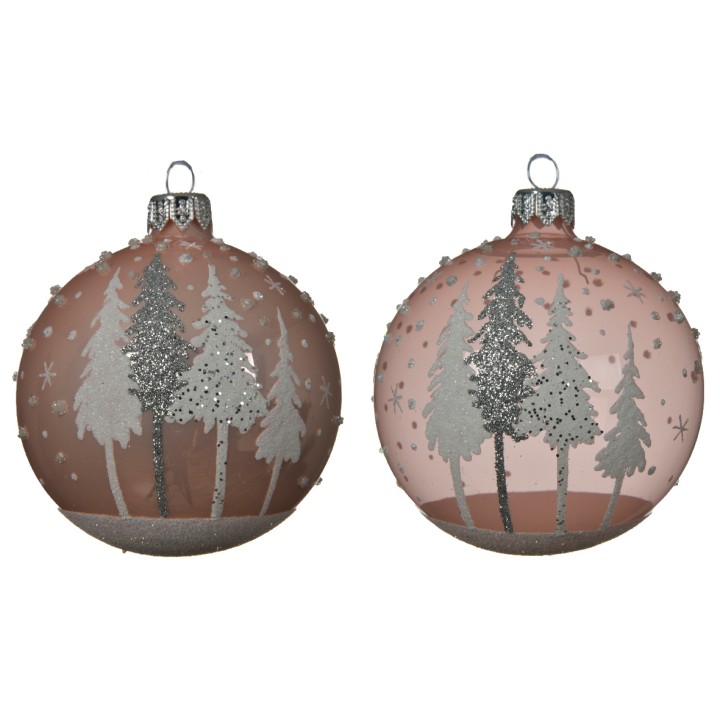 Roze kerstballen met zilveren dennenbomen en glinsterende details, sfeervol en elegant.